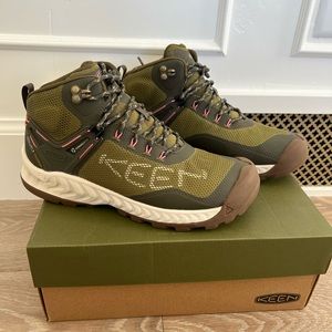 NWT Keen Women's NXIS EVO Waterproof hiking Boot